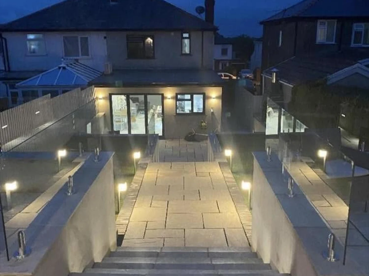 outdoor-glass-balustrade-twilight-terrace-steps-farnham-farnham-glass-balustrades-hero Outdoor glass balustrade on terrace steps at twilight, Farnham Glass Balustrades