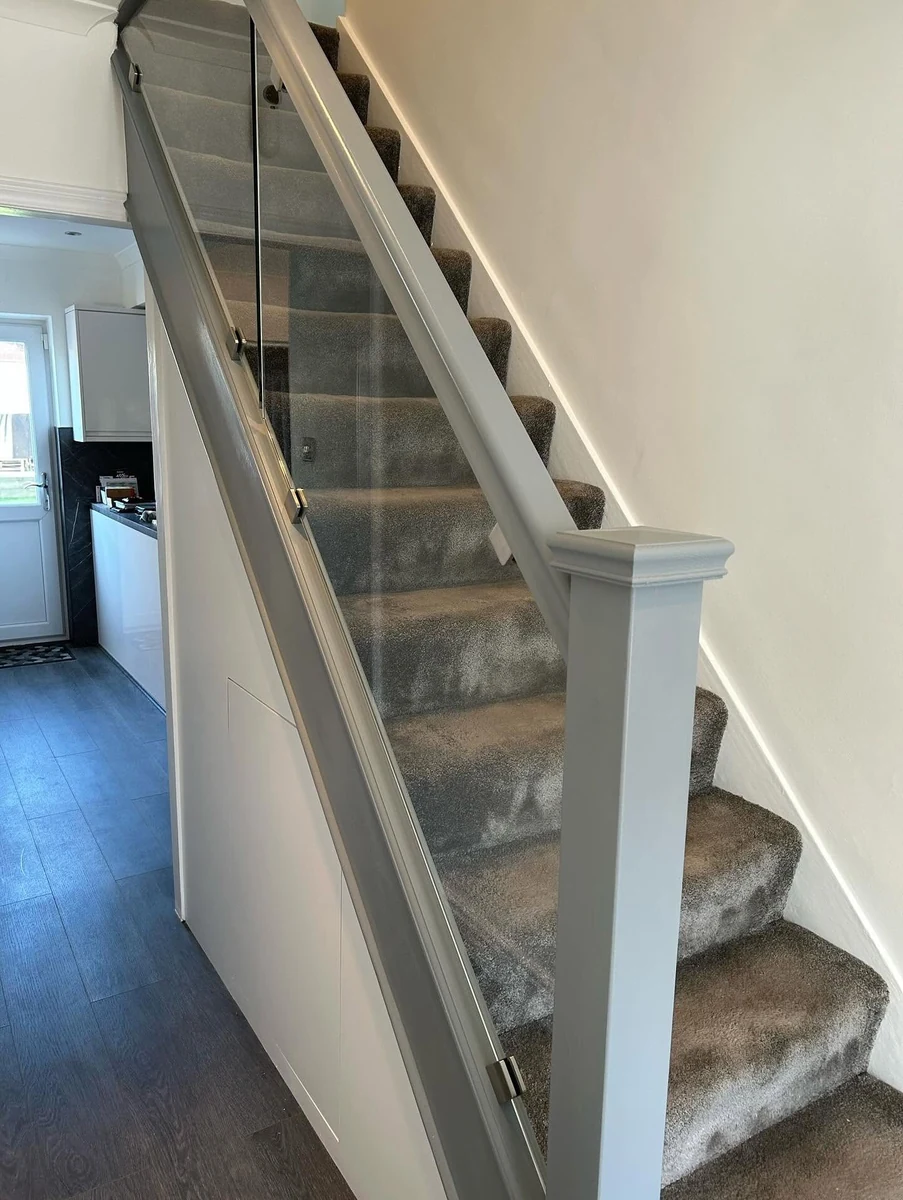 staircase-glass-balustrade-white-post-hallway-farnham-farnham-glass-balustrades Glass balustrade with white post in a bright hallway, Farnham Glass Balustrades staircase installation